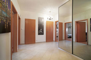 Vstupní hala / Entrance Hall - Prodej bytu 3+kk v osobním vlastnictví 80 m², Praha 5 - Zličín