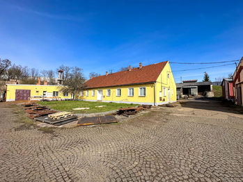 Budova s kancelářemi č. 1 v popředí, vzadu budova č. 2 s jídelnou - Pronájem pozemku 765 m², Stará Huť