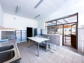 Budova s jídelnou a kuchyní č. 1 vhodná i pro depo - Pronájem pozemku 765 m², Stará Huť