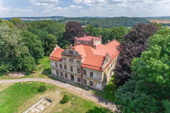 Pohled na zámek - Prodej historického objektu 1980 m², Soutice