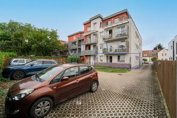 Pohled na BD a byt v přízemí z parkovacích míst - Prodej bytu 3+1 v osobním vlastnictví 85 m², Kolín