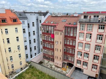 Pohled do dvora - Pronájem bytu 2+kk v osobním vlastnictví 69 m², Praha 7 - Bubeneč