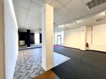 showroom - Pronájem obchodních prostor 412 m², Praha 9 - Kyje