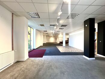 hlavní showroom - Pronájem obchodních prostor 412 m², Praha 9 - Kyje