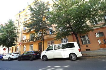 Venkovní pohled na dům - Pronájem bytu 2+1 v osobním vlastnictví 58 m², Praha 3 - Vinohrady