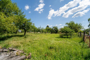 Pohled na nabízený pozemek - Prodej pozemku 702 m², Chlumec nad Cidlinou