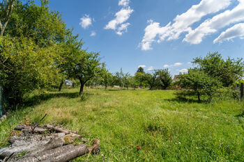 Pohled na nabízený pozemek - Prodej pozemku 702 m², Chlumec nad Cidlinou