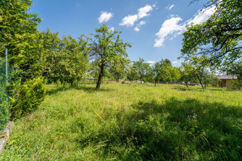 Pohled na nabízený pozemek - Prodej pozemku 702 m², Chlumec nad Cidlinou