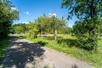 Pohled na nabízené pozemky a přístupovou cestu - Prodej pozemku 702 m², Chlumec nad Cidlinou