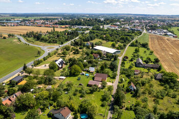 Letecký pohled na pozemek a okolí - Prodej pozemku 702 m², Chlumec nad Cidlinou