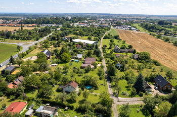 Letecký pohled na pozemek a okolí - Prodej pozemku 702 m², Chlumec nad Cidlinou