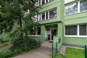 Vchod do domu - Prodej bytu 3+1 v družstevním vlastnictví 69 m², Praha 5 - Motol