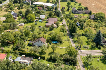 Letecký pohled na pozemek a okolí - Prodej pozemku 707 m², Chlumec nad Cidlinou