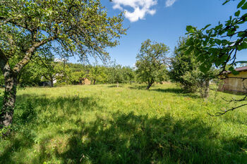 Pohled na nabízený pozemek - Prodej pozemku 707 m², Chlumec nad Cidlinou