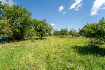 Pohled na nabízený pozemek - Prodej pozemku 707 m², Chlumec nad Cidlinou