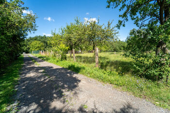 Pohled na nabízené pozemky a přístupovou cestu - Prodej pozemku 707 m², Chlumec nad Cidlinou