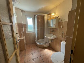 Koupelna s WC 4m2 - Prodej domu 70 m², Praha 6 - Řepy