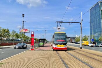 tramvajová zastávka u bytového domu - Prodej bytu 2+kk v osobním vlastnictví 40 m², Praha 9 - Libeň