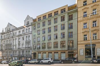 Pohled na dům z ulice - Pronájem bytu 1+kk v osobním vlastnictví 28 m², Praha 10 - Vinohrady 