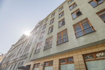 Pohled na dům z Francouzské ulice - Pronájem bytu 1+kk v osobním vlastnictví 28 m², Praha 10 - Vinohrady