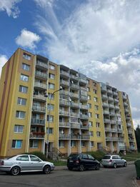 Pohled na budovu - Pronájem bytu 1+1 v osobním vlastnictví 37 m², Rousínov