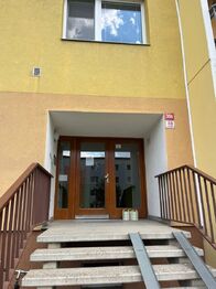 Vchod do budovy - Pronájem bytu 1+1 v osobním vlastnictví 37 m², Rousínov