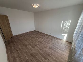 Pokoj - Pronájem bytu 1+1 v osobním vlastnictví 37 m², Rousínov