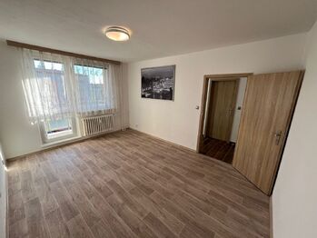 Pokoj s lodžií - Pronájem bytu 1+1 v osobním vlastnictví 37 m², Rousínov