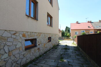 prostorný průjezd na zahradu - Prodej domu 205 m², Telč