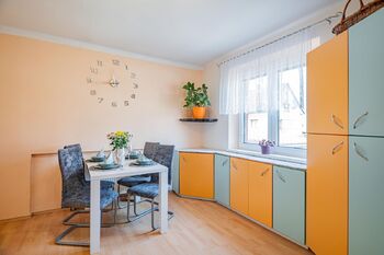 Jídelna v přízemí. - Prodej domu 116 m², Jindřichův Hradec