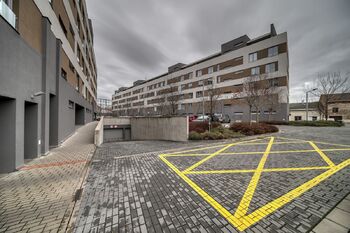 Pohled na vnitřní část bytového domu Street Kolín - Pronájem bytu 1+kk v osobním vlastnictví 31 m², Kolín