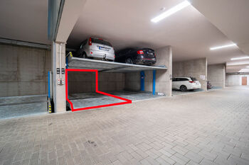  Spodní parkovací místo na zakladači (výška auta do cca 175 cm) - Pronájem bytu 1+kk v osobním vlastnictví 31 m², Kolín