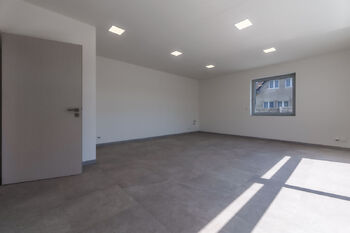 Pronájem obchodních prostor 210 m², Vestec