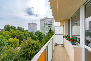 balkon a pohled na okolí - Prodej bytu 2+1 v družstevním vlastnictví 59 m², Čelákovice