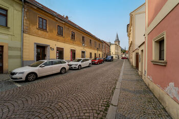 Pohled na dům na Jungmannově náměstí - Pronájem bytu 2+kk v osobním vlastnictví 37 m², Kutná Hora