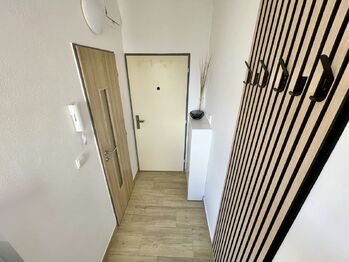 Vstupní chodba bytu - Pronájem bytu 1+1 v osobním vlastnictví 33 m², Strakonice