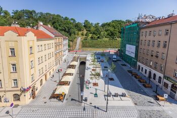 Výhled na Tachovské náměstí, Žižkovský tunel a Pražačku - Prodej bytu 2+kk v osobním vlastnictví 55 m², Praha 3 - Žižkov