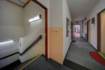 chodba v patře u tanečního sálu - Prodej výrobních prostor 988 m², Týniště nad Orlicí