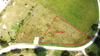 pohled na pozemek z dronu - Prodej pozemku 1500 m², Malovice