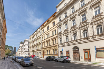 Pohled na dům - Pronájem bytu 2+kk v osobním vlastnictví 90 m², Praha 5 - Smíchov