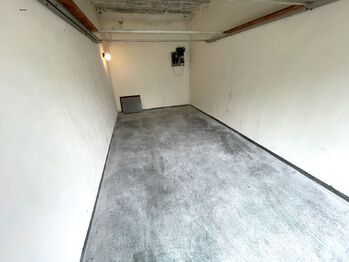 Interiér garáže - Pronájem garáže 19 m², Strakonice