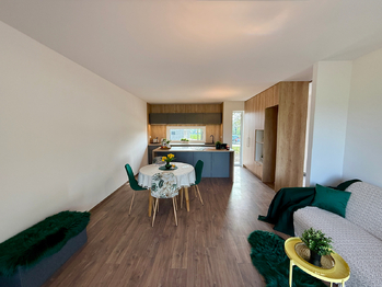 kuchyňský kout propojený s obývací částí - Prodej domu 91 m², Malovice