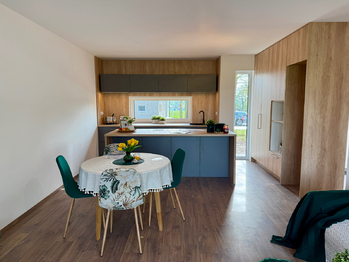 kuchyňský kout s vestavěnými skříněmi - Prodej domu 91 m², Malovice