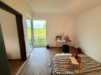vstup na terasu z hlavní ložnice i dětského pokoje - Prodej domu 91 m², Malovice