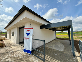 3 parkovací stání, z toho 1 zastřešené, oplocený pozemek  - Prodej domu 91 m², Malovice