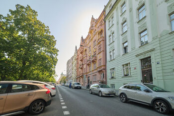 Pohled na dům z ulice - Pronájem bytu 2+kk v osobním vlastnictví 50 m², Praha 2 - Vinohrady