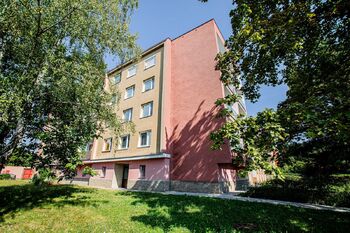 vchod domu - Prodej bytu 4+1 v osobním vlastnictví 79 m², Roudnice nad Labem