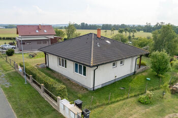 Pohled na severní a východní stranu domu - Prodej domu 104 m², Močovice