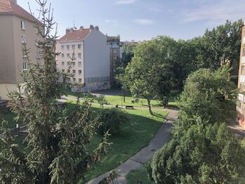 Pohled z balkonu - Pronájem bytu 2+kk v osobním vlastnictví 60 m², Praha 8 - Libeň