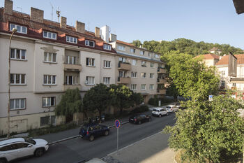 pohled z okna - Pronájem bytu 2+1 v osobním vlastnictví 52 m², Praha 4 - Braník